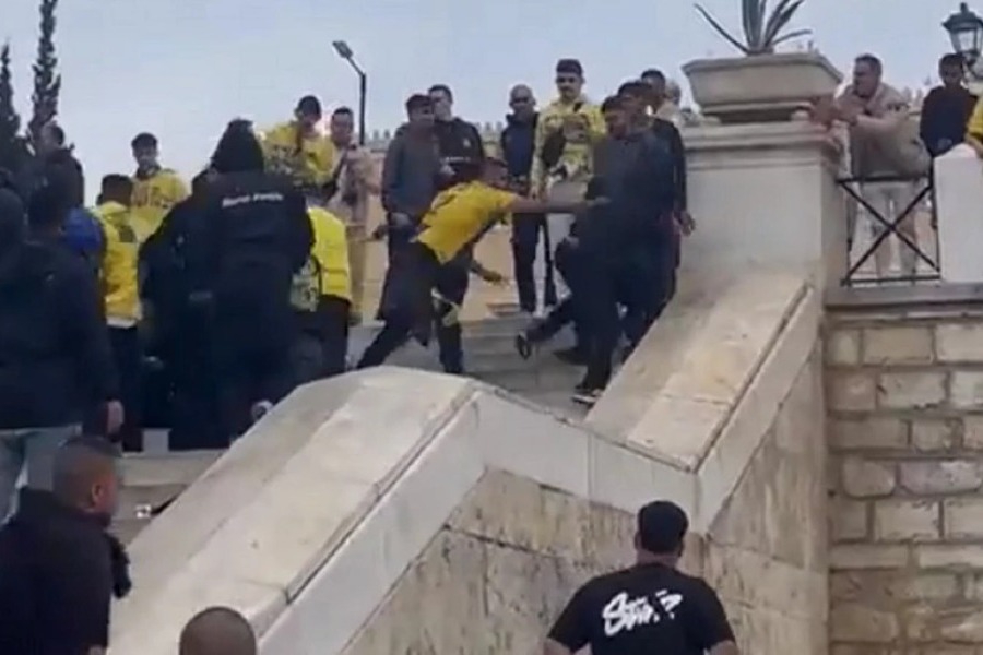 Η στιγμή του ξυλοδαρμού άνδρα αραβικής καταγωγής από οπαδούς της Μακάμπι Τελ Αβίβ στο Σύνταγμα