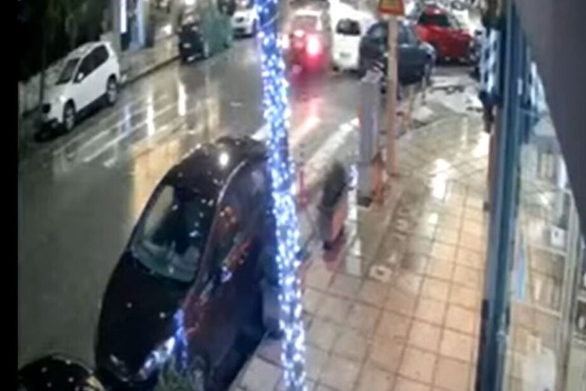 Θεσσαλονίκη: Απίστευτο βίντεο ‑ Ταξί πέφτει πάνω σε παρκαρισμένα και φεύγει