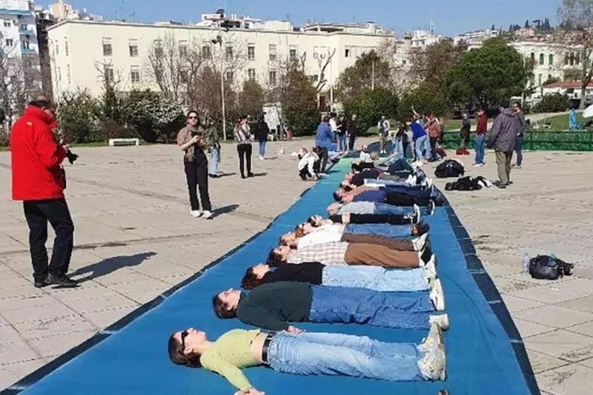 Η αποτύπωση των 57 θυμάτων της εθνικής τραγωδίας στα Τέμπη σε ένα πανό 102 μ. στη Θεσσαλονίκη