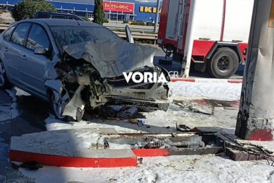 Πανικός στη Θεσσαλονίκη: Αυτοκίνητο καρφώθηκε σε βενζινάδικο – Στις φλόγες μία αντλία