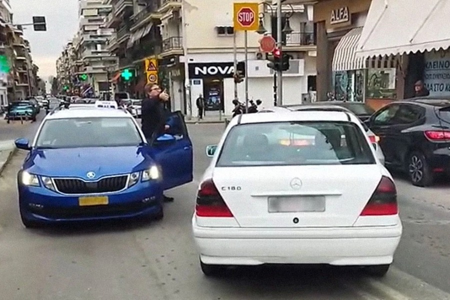 Viral ο οδηγός που πάρκαρε το αυτοκίνητο του στη μέση κεντρικού δρόμου της Θεσσαλονίκης