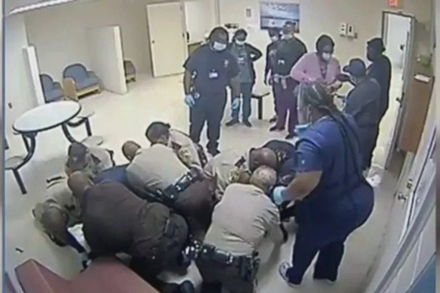Σοκ από νέο βίντεο αστυνομικής βίας ‑ Οδήγησαν στον θάνατο μαύρο ψυχικά ασθενή