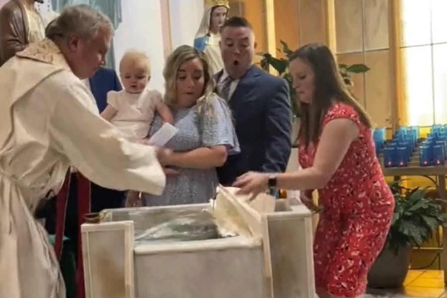 Μωρό πέταξε την Βίβλο στην κολυμπήθρα ενώ το βάπτιζαν και έγινε viral