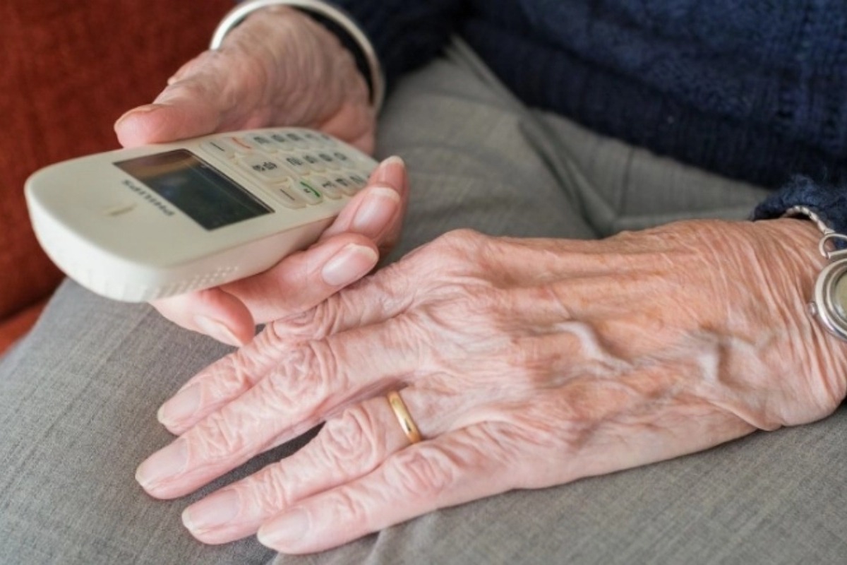 Μητέρα αστυνομικού διευθυντή τρόλαρε απατεώνες που την κάλεσαν για ατύχημα: «Τι μου λέτε τώρα;»