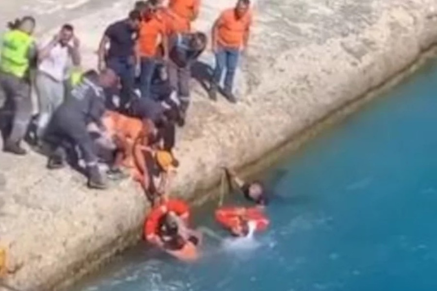 Τήνος: Γυναίκα έπεσε στη θάλασσα κατά την επιβίβαση στο πλοίο - Έσπευσαν να την σώσουν - Δείτε το βίντεο