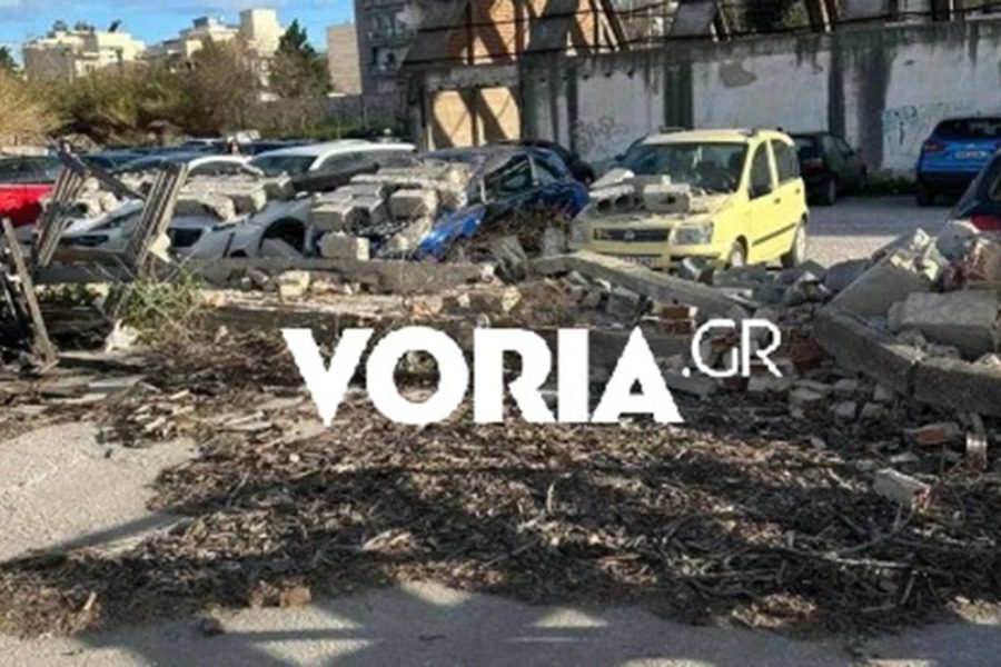 Θεσσαλονίκη: Κατέρρευσε τοίχος εγκαταλελειμμένου κτιρίου λόγω των ισχυρών ανέμων – Ζημιές σε 10 οχήματα