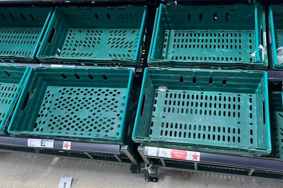 Ξέμεινε από ντομάτες η Βρετανία: Αδειασαν τα ράφια των σούπερ μάρκετ