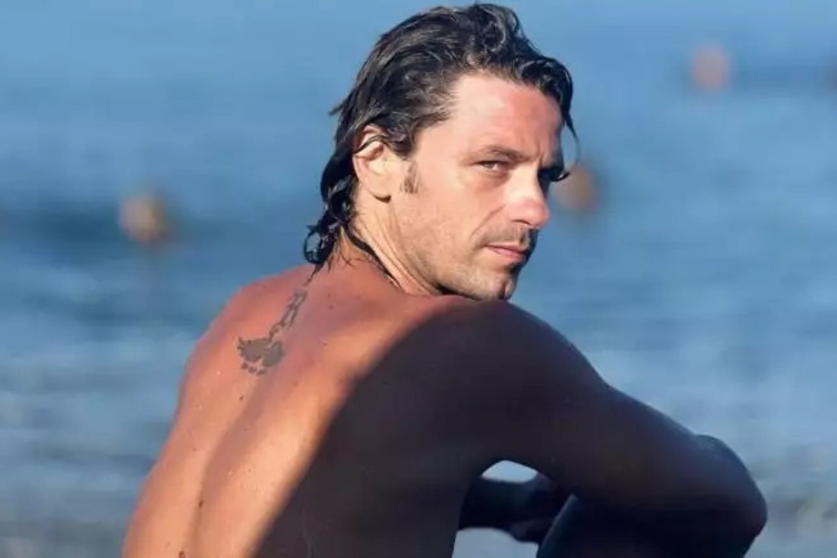 Ολόγυμνος ο Αποστόλης Τότσικας ποζάρει μέσα στο νερό και «ρίχνει» το Instagram