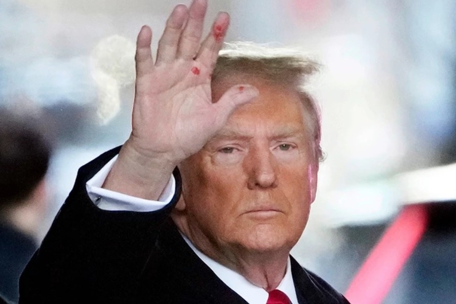 Χαμός με τα κόκκινα σημάδια στα χέρια του Τραμπ