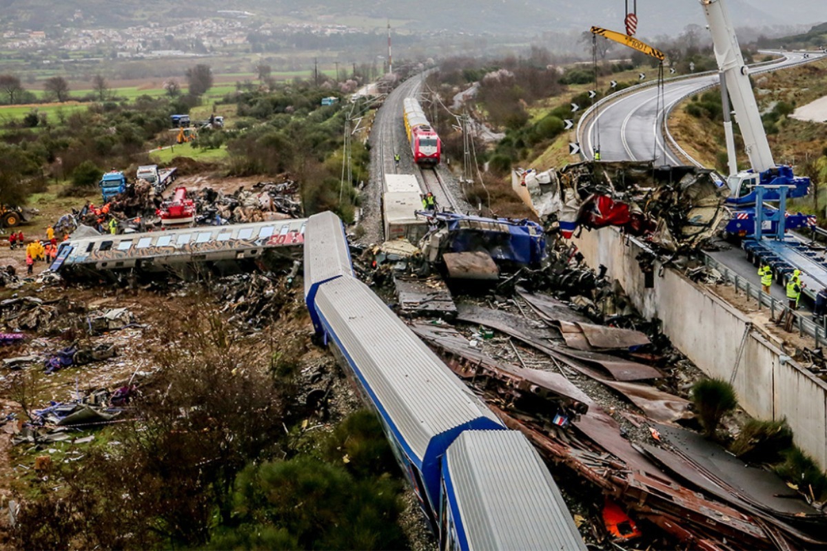 Θεσσαλονίκη: Επιτήδειος προσεγγίζει οικογένειες θυμάτων του δυστυχήματος των Τεμπών και ζητάει χρήματα