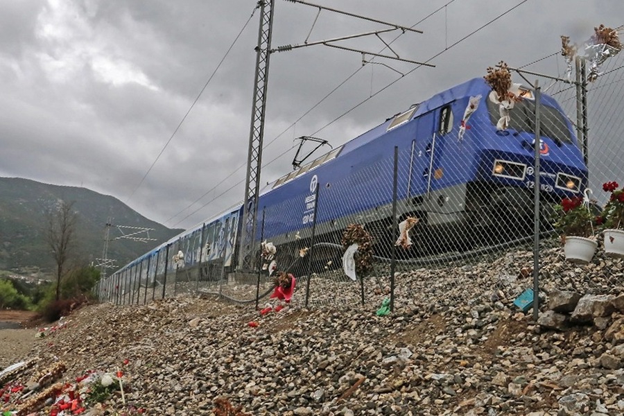 Η στιγμή που το Intercity περνάει από το σημείο της μοιραίας σύγκρουσης στα Τέμπη