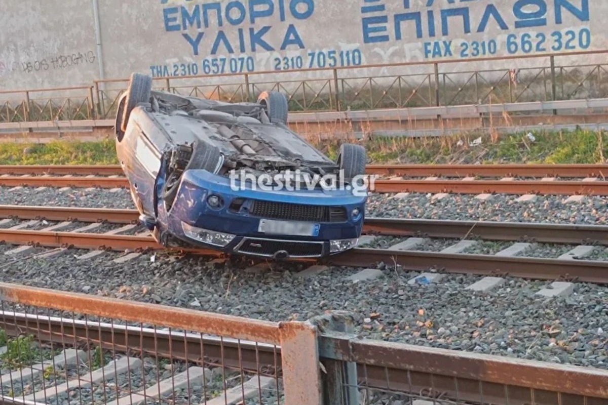 Θεσσαλονίκη: ΙΧ ντελαπάρισε στις γραμμές του ΟΣΕ και το εγκατέλειψαν ‑ Δείτε φωτογραφίες