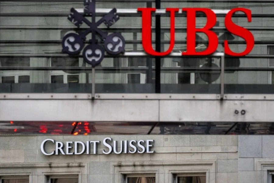 Στο «κόκκινο» οι αγορές ακόμα και μετά την εξαγορά της Credit Suisse από την UBS - Υποχωρούν οι μετοχές των δυο τραπεζών