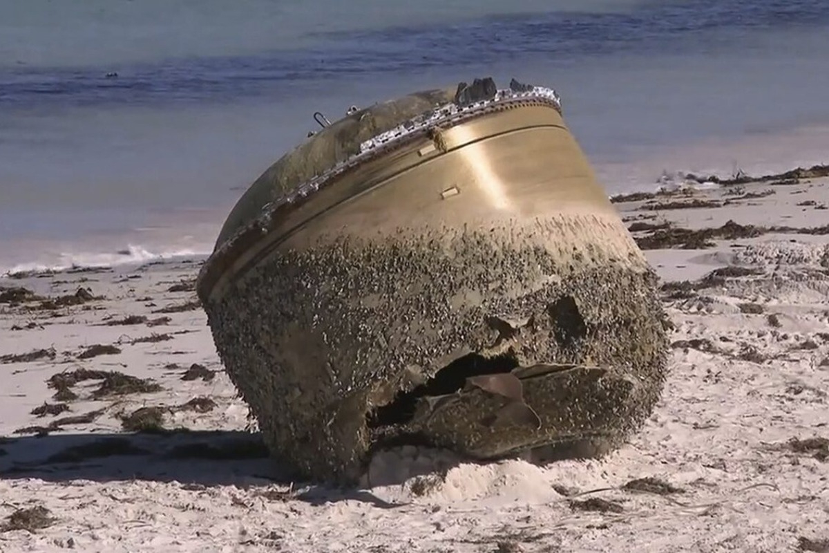 Αυστραλία: Λύθηκε το μυστήριο γύρω απο τον τεράστιο κύλινδρο που ξεβράστηκε σε παραλία