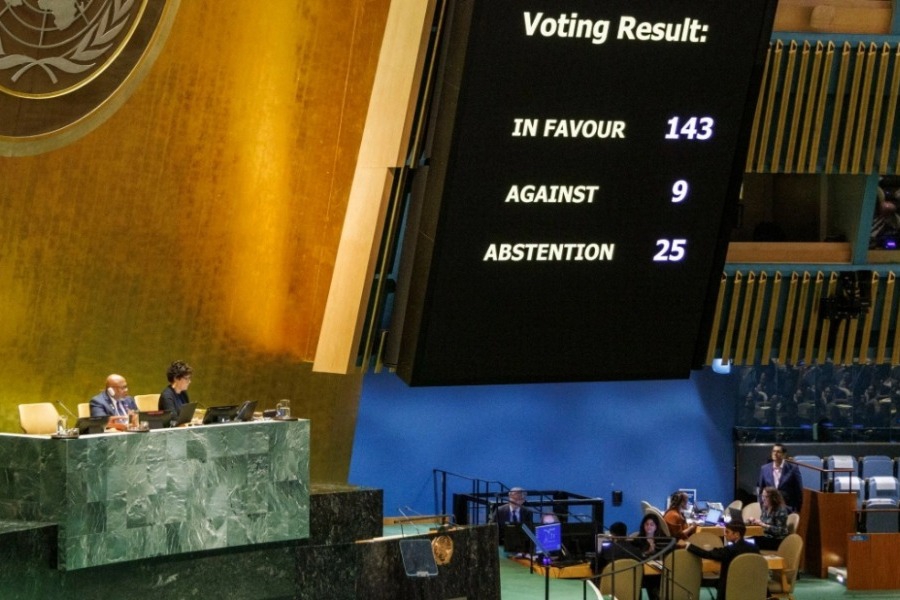 «Ναι» στο αίτημα των Παλαιστινίων για ένταξη στον ΟΗΕ λέει η Γενική Συνέλευση του Οργανισμού: Η αντίδραση του Ισραήλ - Το ψήφισμα αναγνωρίζει ότι οι Παλαιστίνιοι πληρούν τα κριτήρια για ένταξη στον ΟΗΕ