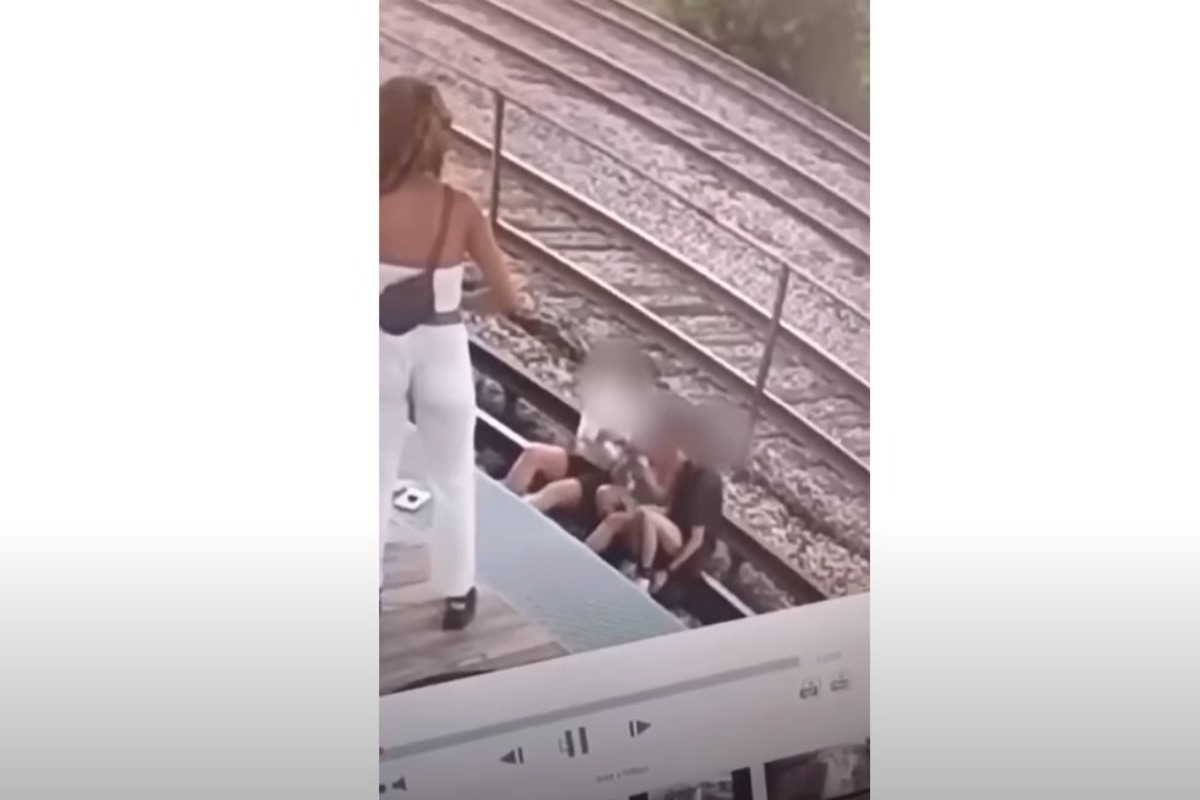 ΗΠΑ: Τρομακτικό βίντεο ‑ Έκατσαν σε γραμμές τρένου για μια selfie και τους «χτύπησε» το ρεύμα