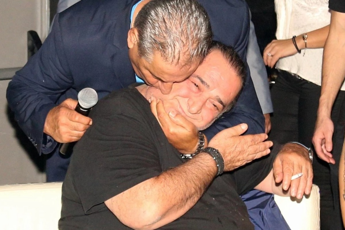 Βασίλης Καρράς: Αποκαλύφθηκαν τα δώρα αξίας σε γιο γνωστής Ελληνίδας τραγουδίστριας, που είχε πεθάνει ο πατέρας του