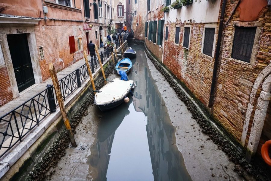 Immagini incredibili a Venezia: i canali si sono prosciugati e le gondole sono sulla sabbia (video)