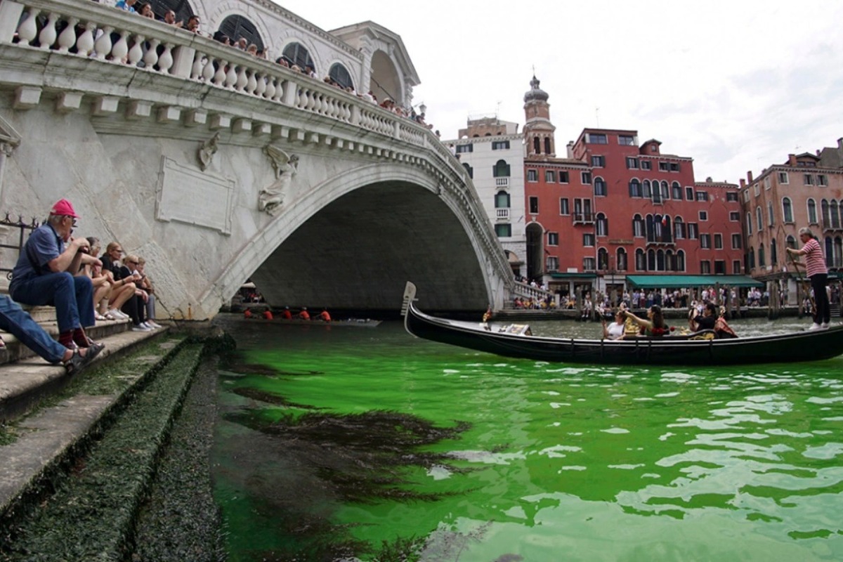 Μυστήριο στη Βενετία: Τα νερά στα κανάλια βάφτηκαν πράσινα