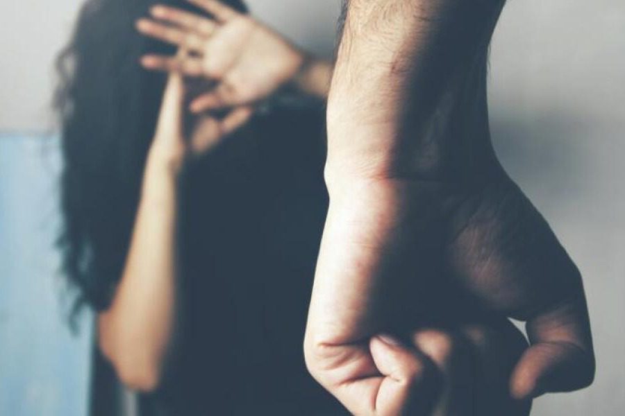 Βόλος: 45χρονος έκανε κόλαση τη ζωή της συζύγου του