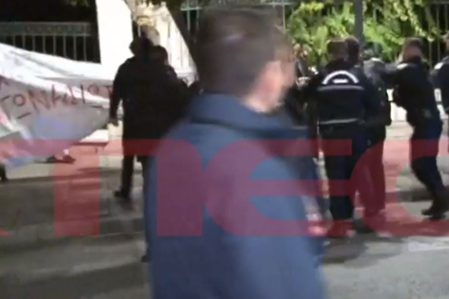 Αιφνιδιαστική παρέμβαση φοιτητών στο Μέγαρο Μαξίμου