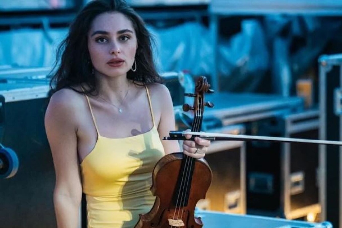 Γαλλία: Σφοδρή κριτική σε βιολονίστρια που πόζαρε σε φωτογραφίες με μαγιό ‑ Την αποκάλεσαν «φτηνή» και «ρηχή»