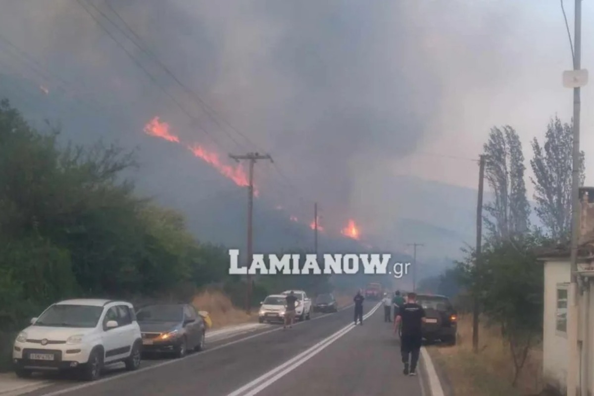 Φωτιά στη Μακρακώμη: Εντολή εκκένωσης για το χωριό Βίτωλη
