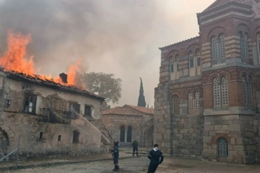 Βοιωτία: Στις φλόγες η ιστορική μονή του Οσίου Λουκά