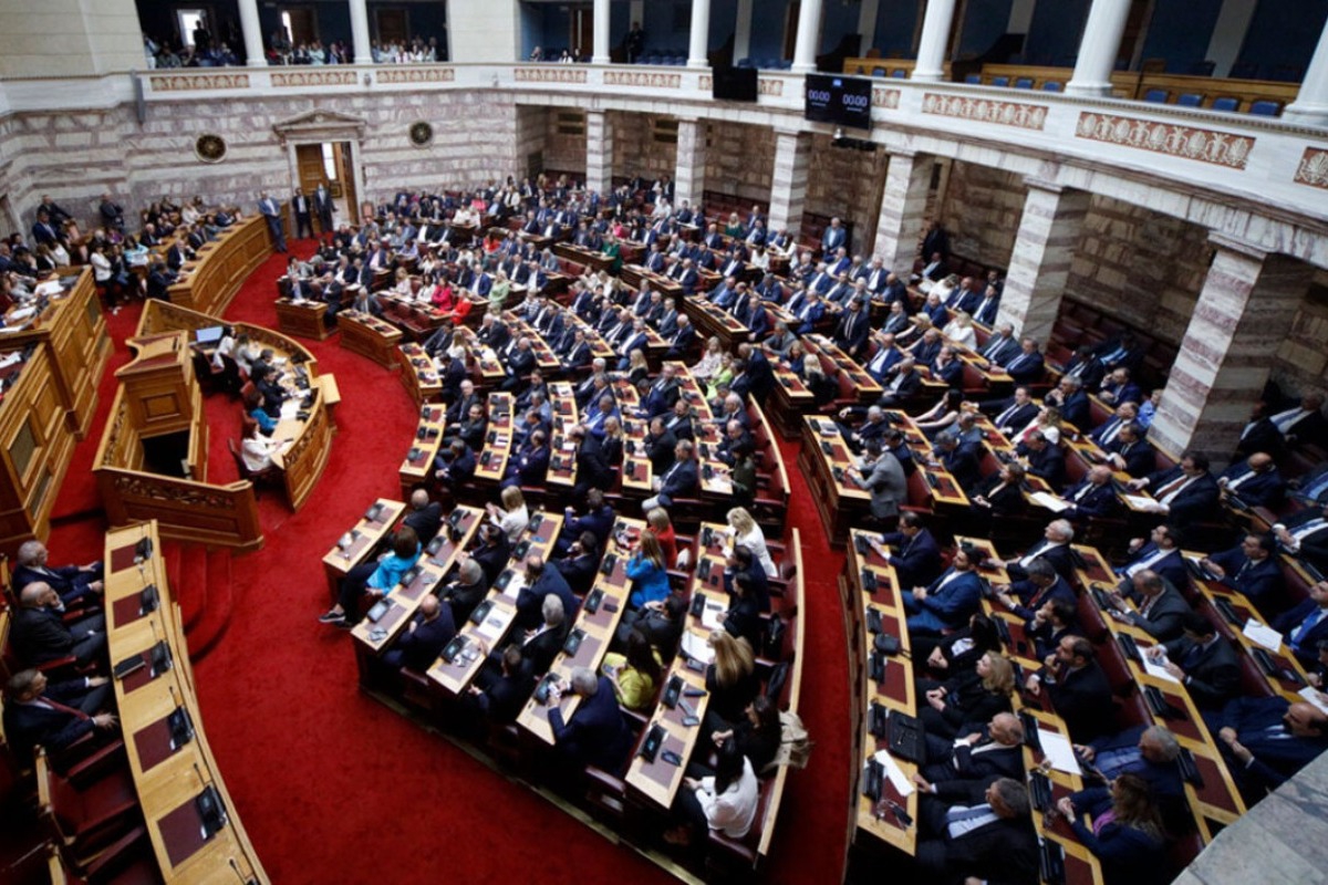 Ομόφυλα ζευγάρια: Τι σημαίνει η αποχή που υπέδειξε ο Μητσοτάκης για τους διαφωνούντες