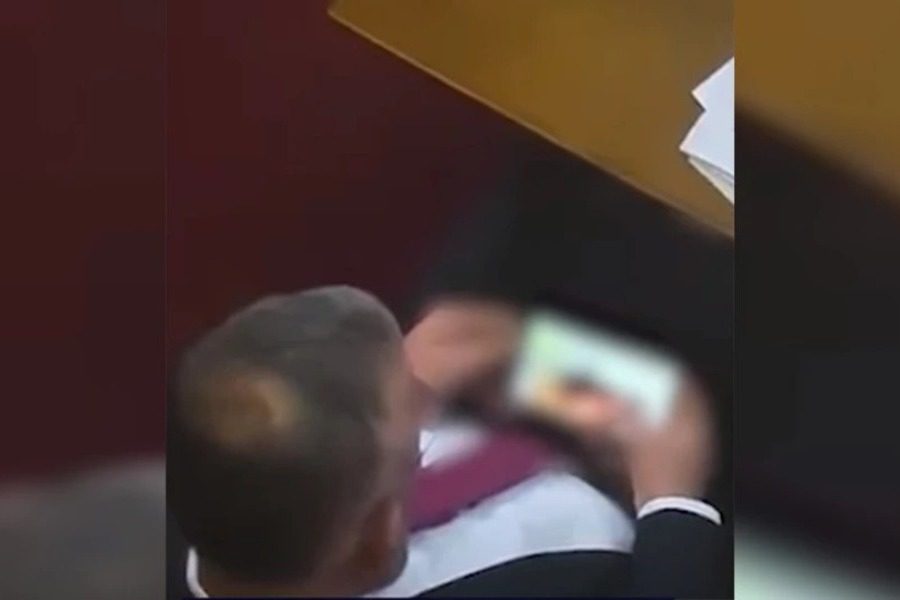Σερβία: Βουλευτής «πιάστηκε» να βλέπει ποpνό στο Κοινοβούλιο και παραιτήθηκε
