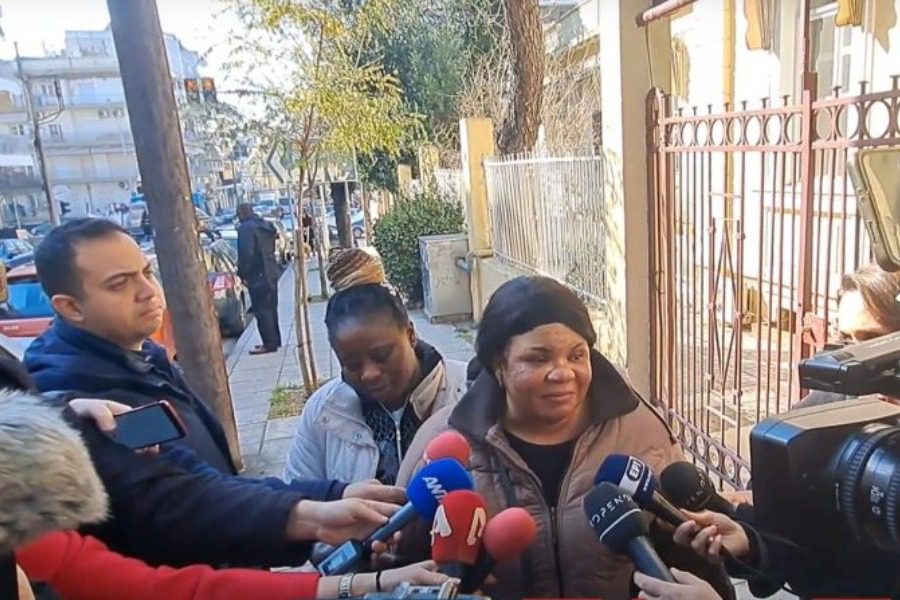 Η κραυγή της μητέρας του 2,5 ετών κοριτσιού στη Θεσσαλονίκη: «Την άφησαν να πεθάνει επειδή ήταν μαύρη»