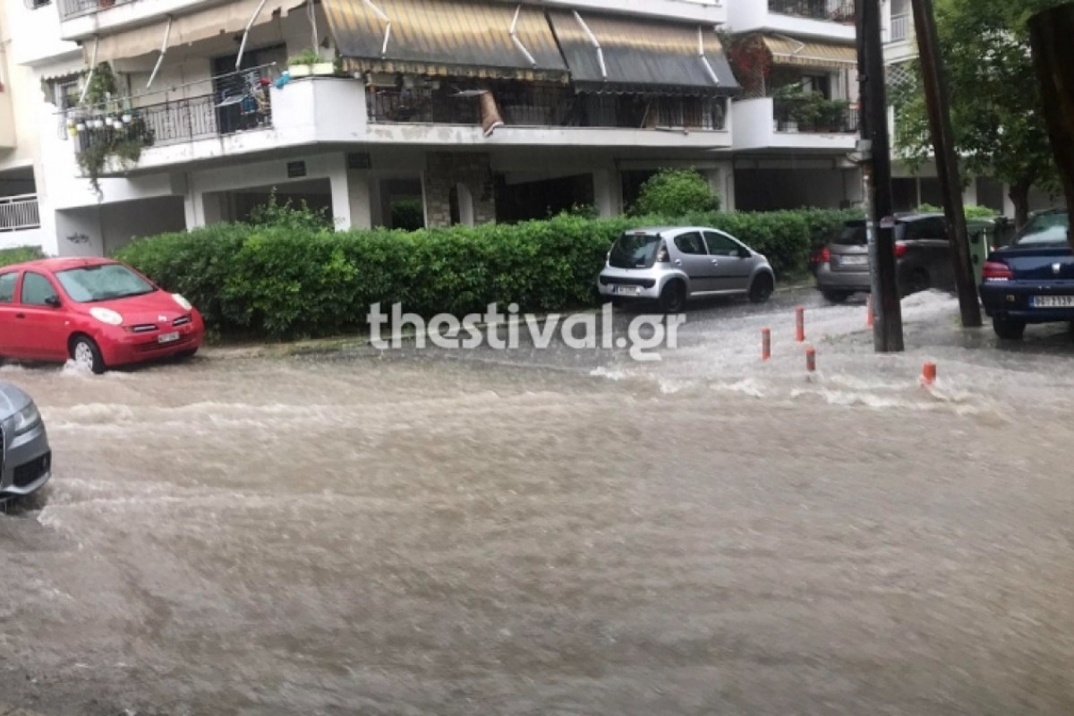 Θεσσαλονίκη: «Ποτάμια» οι δρόμοι μετά την καταιγίδα - Δέντρα κόπηκαν από τη σφοδρότητα της βροχόπτωσης
