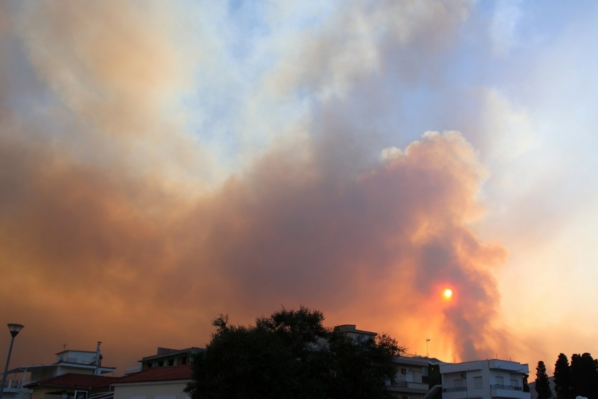 Συναγερμός στην Πυροσβεστική: Μεγάλη φωτιά στην Καβάλα, τραυματίστηκαν 2 πυροσβέστες