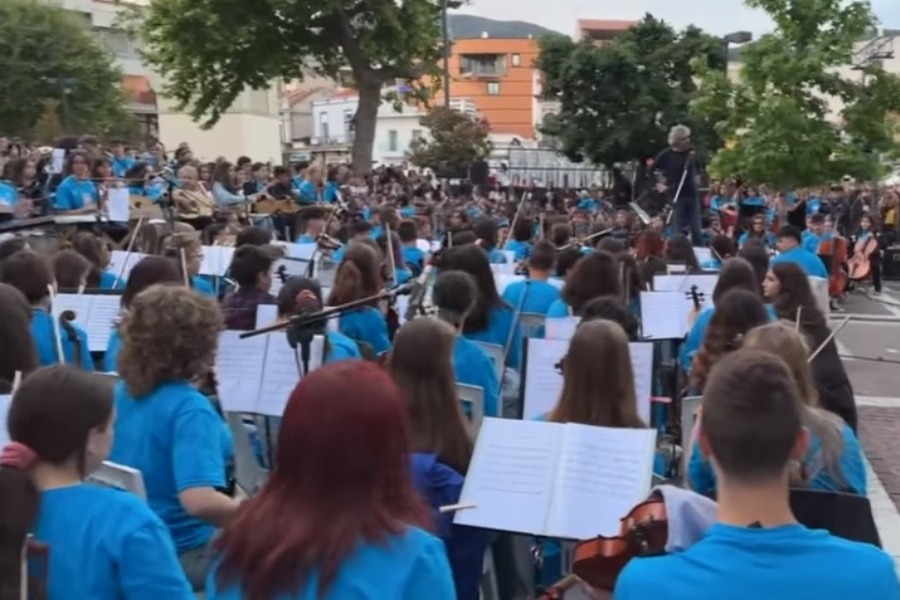 1200 μαθητές ερμήνευσαν Μάνο Χατζηδάκι στην πλατεία της Ξάνθης