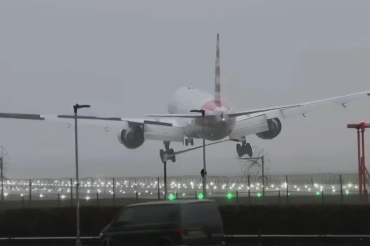 Αέρας κάνει αεροπλάνο να μοιάζει… χάρτινο κατά τη διάρκειας της προσγείωσης