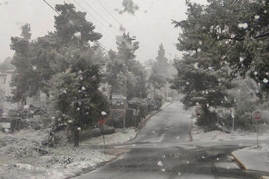 Πέφτει χιόνι στα βόρεια προάστια ‑ Ποιες περιοχές πλήττονται