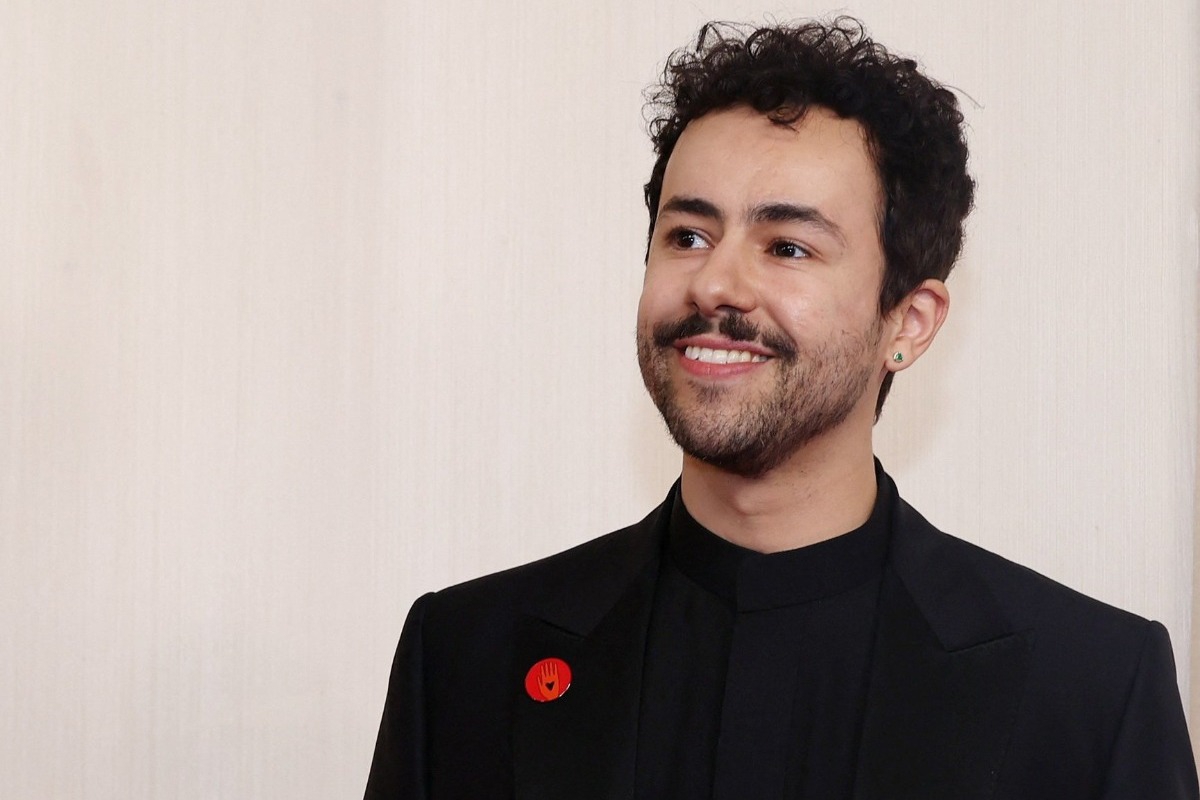 Τι σήμαινε η κόκκινη καρφίτσα που φορούσαν οι σταρ του Χόλιγουντ στο πέτο στα φετινά Όσκαρ;