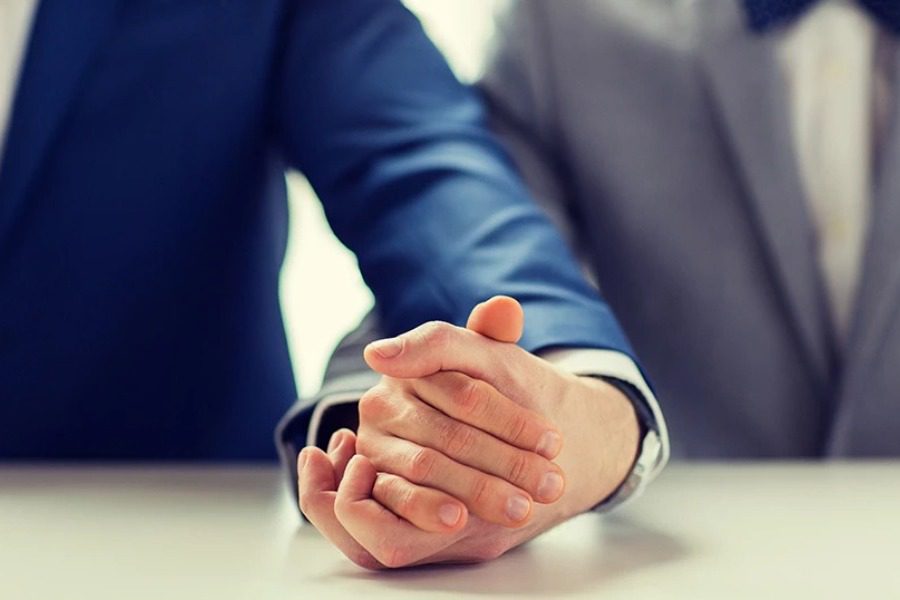 Σάλος με την καταγγελία γκέι ζευγαριού ότι τους έδιωξαν από ταβέρνα στο Ναύπλιο επειδή ήταν διαχυτικοί