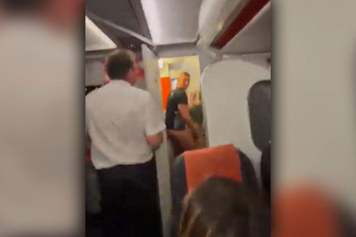 EasyJet: Ασυγκράτητο ζευγάρι έγινε τσακωτό να κάνει σeξ σε τουαλέτα αεροπλάνου ‑ Δείτε βίντεο