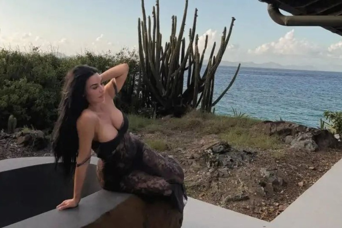 Κιμ Καρντάσιαν: Οι αποκαλυπτικές φωτογραφίες με διάφανο φόρεμα με θέα τη θάλασσα