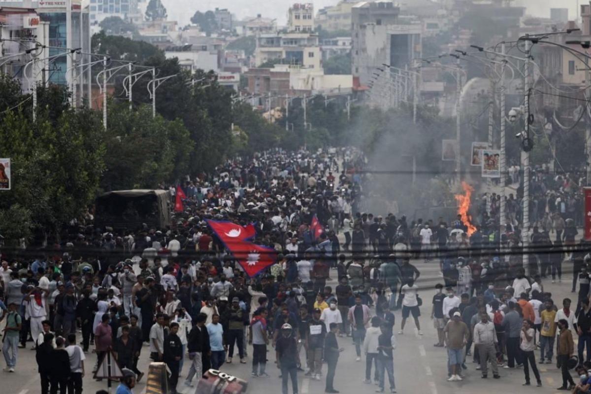 Το Νεπάλ «έπεσε»: Λίντσαραν πρώην πρωθυπουργό, κυνηγούν πολιτικούς