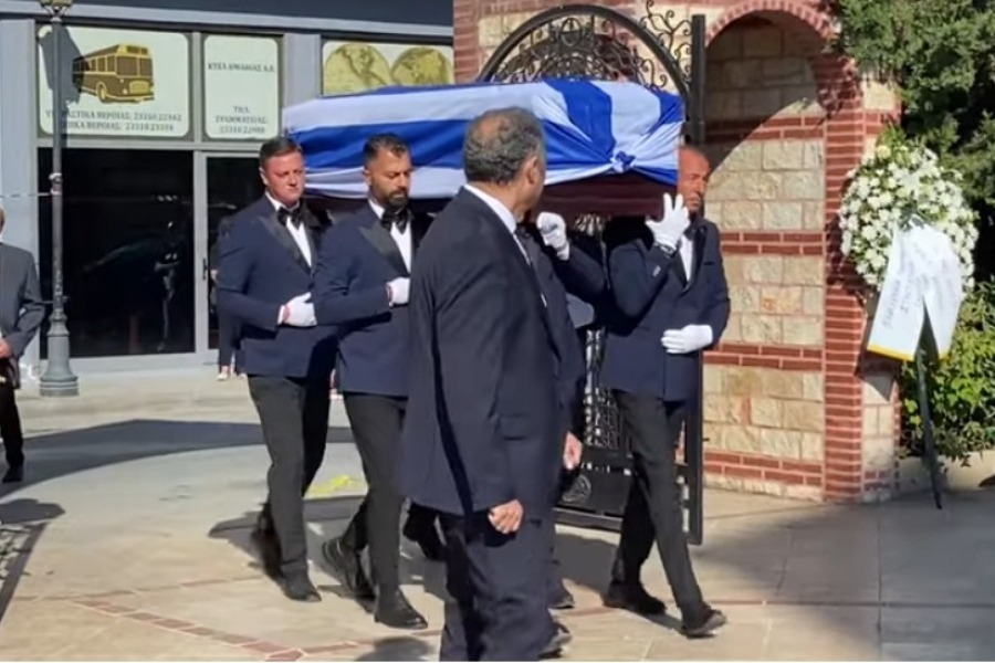 Το τελευταίο αντίο στον Απόστολο Βεσυρόπουλο ‑ Τυλιγμένο με την ελληνική σημαία το φέρετρό του