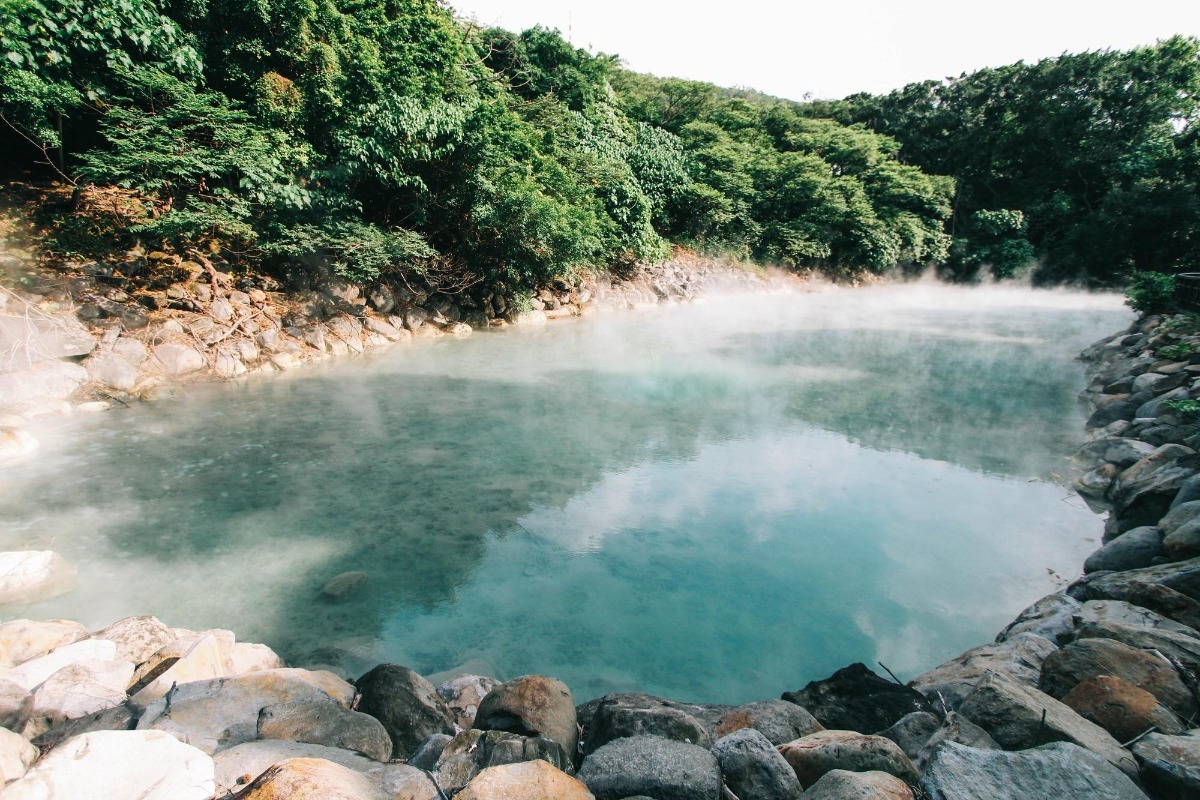 Spa & θερμές πηγές: τα πιο αναζωογονητικά μέρη στην Ελλάδα για φθινοπωρινή απόδραση