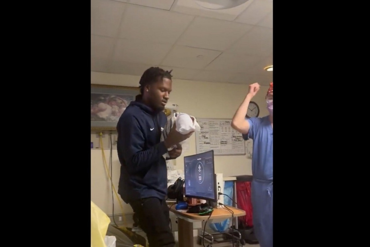 Gaming στην αίθουσα τοκετού: Έπαιζε ενώ η γυναίκα του γεννούσε ‑ Έγινε viral και δίχασε το διαδίκτυο