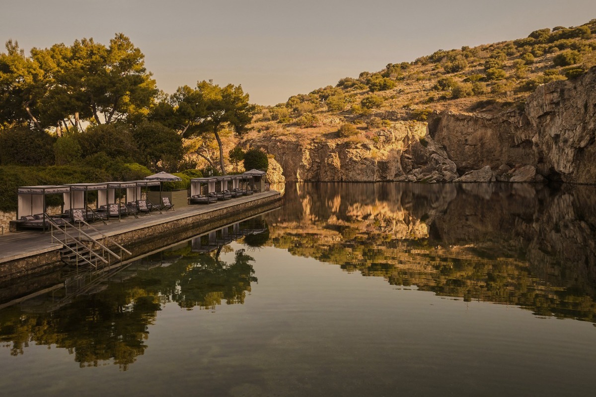 Lake Vouliagmeni x Zeus + Δione: Μια στρατηγική σύµπραξη στο πιο εµβληµατικό φυσικό τοπόσηµο της Αθηναϊκής Ριβιέρας