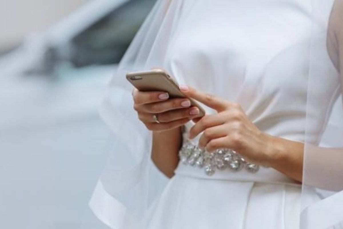 Χαμός σε γάμο: Η νύφη διάβαζε στη δεξίωση SMS του γαμπρού με την ερωμένη ‑ Ποιος της τα έδωσε