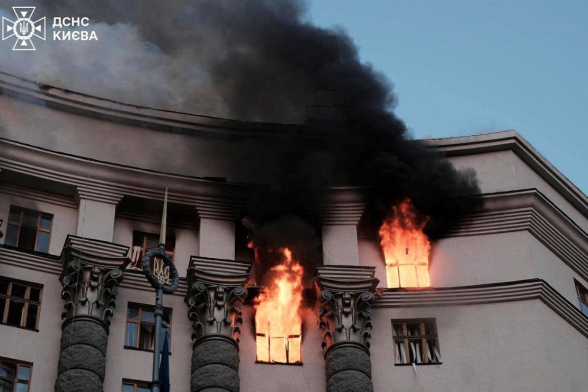Η Ρωσία χτύπησε την έδρα της κυβέρνησης της Ουκρανίας με πάνω από 800 drones - Η μεγαλύτερη επίθεση μέχρι στιγμής - «Για πρώτη φορά από το ξέσπασμα του πολέμου τον Φεβρουάριο του 2022 η οροφή και οι υψηλότεροι όροφοι της έδρας της κυβέρνησης υπέστησαν ζημιές εξαιτία
