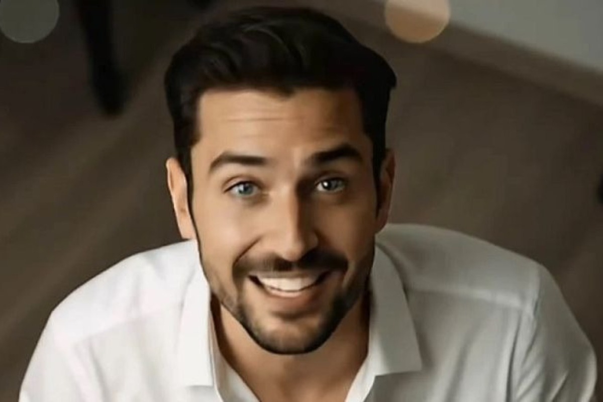 Αχιλλέας Δελφός: Αυτός είναι ο πρώτος Έλληνας AI τραγουδιστής - Πότε κυκλοφορεί το τραγούδι του - «Ανυπομονώ να μοιραστώ το νέο μου τραγούδι. Ελάτε μαζί μου για να το φέρουμε στην κορυφή των charts», αναφέρει σε ένα από τα βίντεο που έχουν αναρτηθε