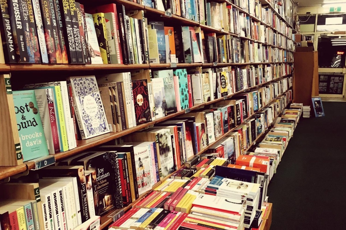 Black Friday στα βιβλία: Βρήκαμε τις εκπτώσεις που θα γεμίσουν τη βιβλιοθήκη σου