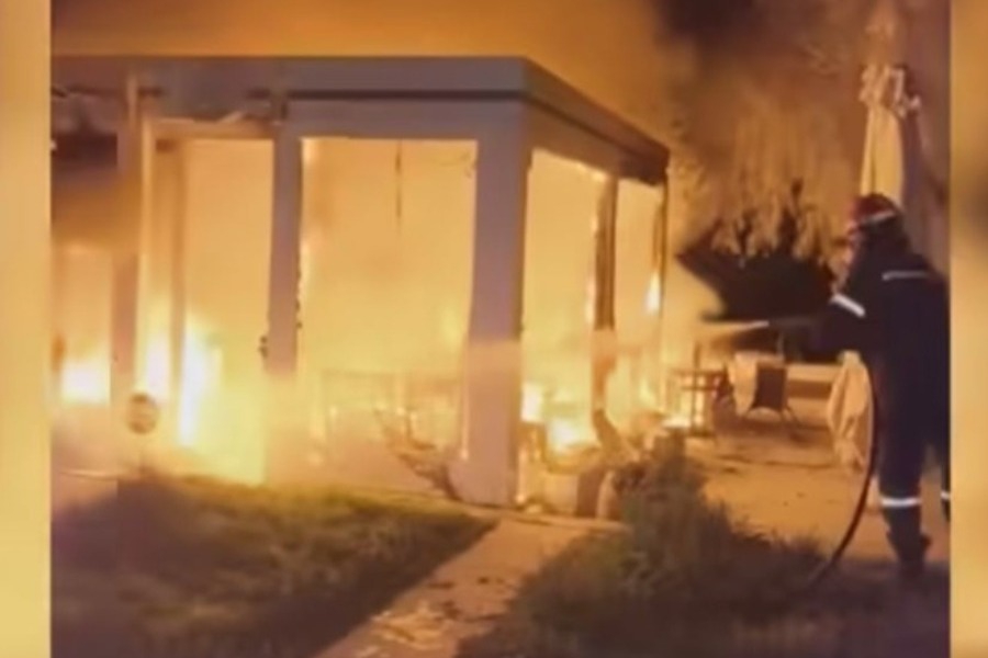 Λακωνία: Έκρηξη και φωτιά σε καφετέρια γεμάτη κόσμο στη Νεάπολη – Δεν υπήρξαν τραυματίες